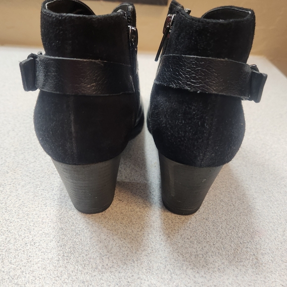 CLARKS Black Leather and Suede Ankle Boots with heel size 7M fall fashion comfy - Picture 3 of 8